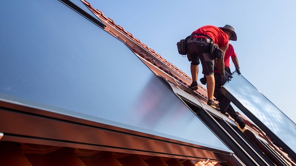 Montage von Sonnenkollektoren für Solarthermie. 