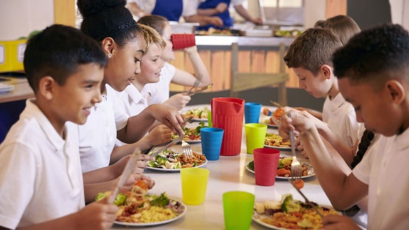 Kinder einer Grundschule beim Mittagessen