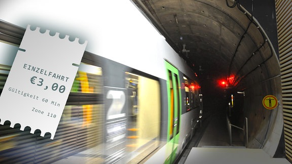 Ein silberfarbener, grüner S-Bahn-Zug der S-Bah Mitteldeutschland fährt vom S-Bahnhof in einen Tunnel ein (Stammstrecke City-Tunnel Leipzig), Bewegeungsunschärfe, darauf Illustration eines Tickets mit Aufschrift "Einzelfahrt 3 Euro, Gültigkeit 60 Minuten, Zone 110"