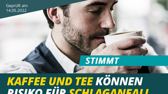 Ein Mann hält sich eine Tasse an den Mund