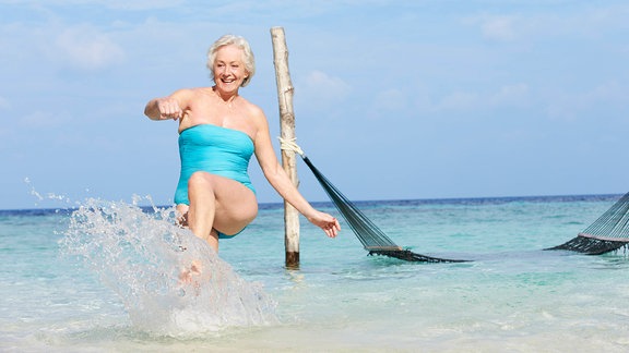 Rentnerin beim Baden im Meer.