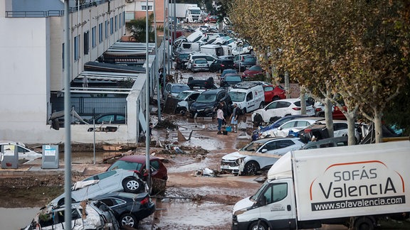 Autos stapeln sich in einer Straße in Valencia nach der Flut.