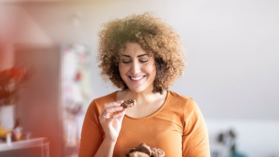 Junge Frau mit Cookies