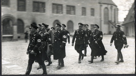 Inspektion des KZ Lichtenburg durch SS-Chef Heinrich Himmler im Herbst 1934. Auf dem Foto sind weiterhin zu sehen: der amtierende Kommandant Bernhard Schmidt, Theodor Eicke, Inspekteur der Konzentrationslager.