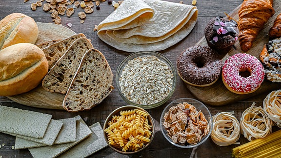 Eine Auswahl an Brot, Brötchen, Nudeln, Gebäck und Körnern