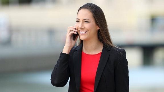 Junge Frau mit Handy am Ohr