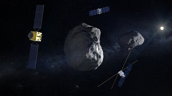 Mission «Hera» mit Raumsonde (l) und begleitenden CubeSats (oben Milani und unten Juventas) am Doppel-Asteroiden Dimorphos/Didymos. 