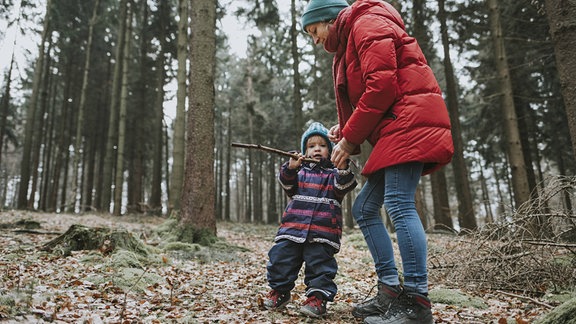 Mutter und Kind in einen herbstlichen Wald