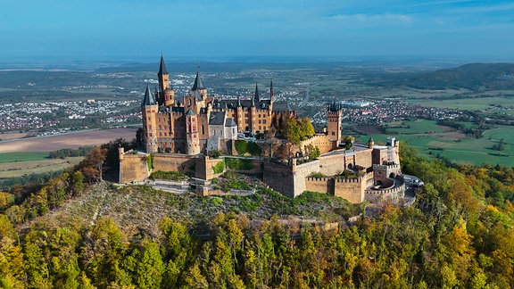 Luftdrohnenaufnahme der Burg Hohenzollern in Baden-Württemberg