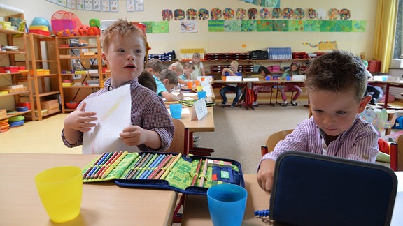 Schüler mit Down Syndrom in einer Integrationsklasse an einer Grundschule