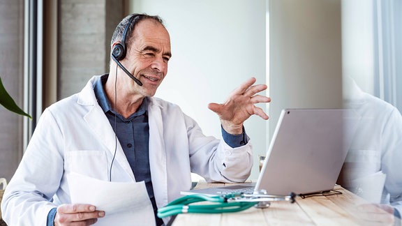 Arzt im Patientengespräch per Videochat