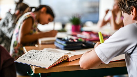 Schüler einer 4. Klasse während der Lesestunde