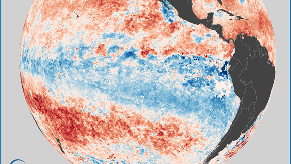 Die Grafik zeigt den pazifischen Ozean auf Höhe des Äquators am 13. September 2022. Ein blaues Band zieht sich von der Westküste Südamerikas bis hin nach Indonesien. Umgeben ist es von roten Flächen. Die blauen und roten Flächen signalisieren die Abweichungen von der Durchschnittstemperatur. Rot bedeutet wärmer als normal, blau kälter als normal. 