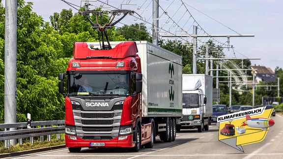 Ein Lkw mit Stromabnehmer fährt unter einer Oberleitung auf einer Autobahn.