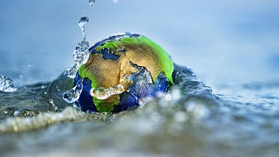 Erdkugel im Wasser, Symbolbild