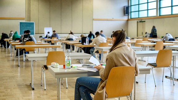 Schüler schreiben eine Abitur-Klausur in Mathematik.