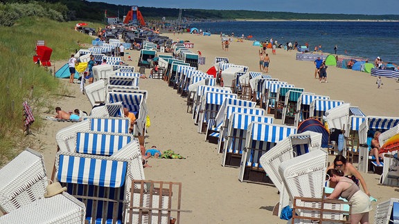 Viele Urlauber genießen das schöne Wetter in Zinnowitz