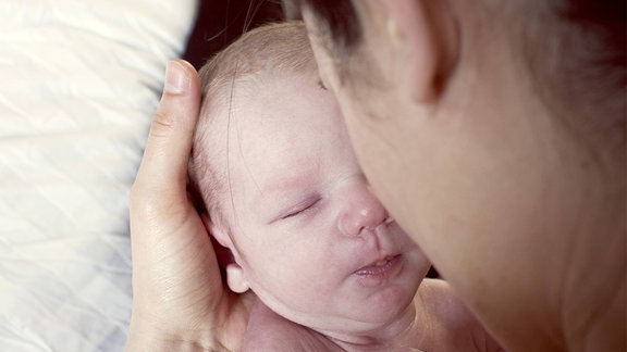 Mutter mit neugeborenen Baby