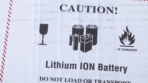 Achtung - Lithium Ionen Batterie Aufkleber auf einem Paket