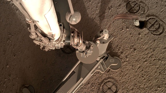 Der Maulwurf wurde vom Deutschen Zentrum für Luft- und Raumfahrt (DLR) entworfen. Mit der NASA-Mission "InSight" ist er Ende 2018 auf dem Mars gelandet. Der Maulwurf soll die Wärmeleitfährigkeit des Marsbodens in bis zu fünf Meter Tiefe messen. Dafür bohrt er sich in den Untergrund. Doch der Boden macht es dem Bohrer schwer. Aufnahmen von 2020.