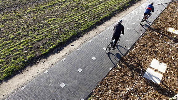 Erster Solarradweg in Deutschland, in Erftstadt, eine 90 Meter lange Teststrecke mit Solarmodulen, die Strom produzieren und befahrbar sind.