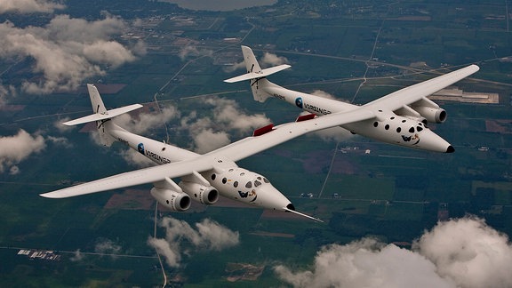 Der Fluggleiter WhiteKnightTwo von Virgin Galactic in der Luft.