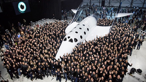 Präsentation des Raumflugzeugs Virgin Space Ship (VVS Unity) von Virgin Galactic zusammen mit seinen Mitarbeitern.