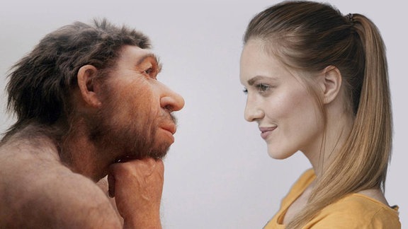 Profil-Porträts eines männlichen Neandertalers (Modell) und einer modernen Frau: Neandertaler mit breitem Kopf, Stirnwulst, großer Nase und hervorstehendem Mund; Frau mit zarteren Gesichtszpgen und dunkelblonde Haare zum Pferdeschwanz zusammengebunden. Neandertaler stützt Kopf auf Faust, Frau blickt leicht nach vorn-unten.