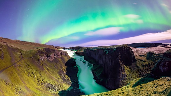 Aurora Borealis (Nordlichter) über dem Fjadrargljufur Canyon in Island