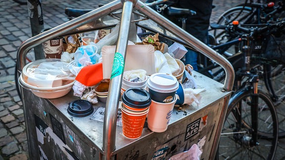 Verpackungsmüll wie To Go Getränkebecher und Fast Food Abfall