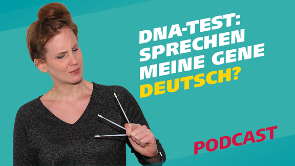 Podcastreporterin Daniela hält drei Wattestäbchen in der Hand. Diese Stäbchen dienen der Probe für einen DNA-Test. Daneben steht der Schriftzug: Sprechen meine Gene deutsch?