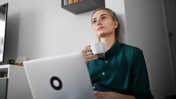 Eine junge Frau mit Laptop.