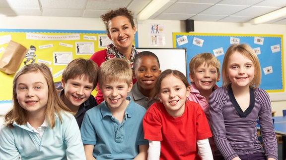 Klassenfoto mit Kindern und einer Lehrerin