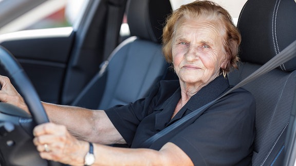 Seniorin am Lenkrad eines Autos