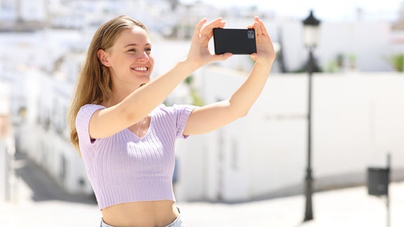 Eine Frau macht ein Selfie.