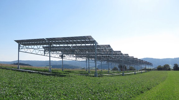 Eine Solaranlage über einem Feld.