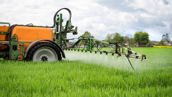 Ein Sprühfahrzeug im Einsatz auf einem Feld