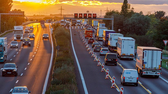 Autobahnstau in der Abenddämmerung