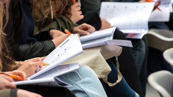 Studenten lernen für eine Prüfung