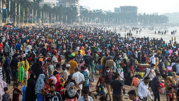 Menschen drängen sich am Juhu Beach.