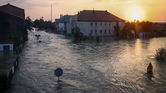 Hochwasser in einer Stadt bei Sonnenuntergang