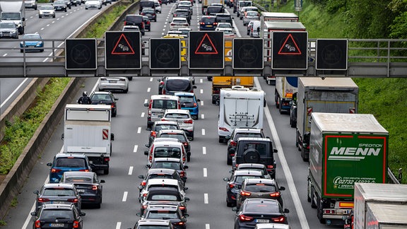 Autos stehen auf einer Autobahn im Stau.