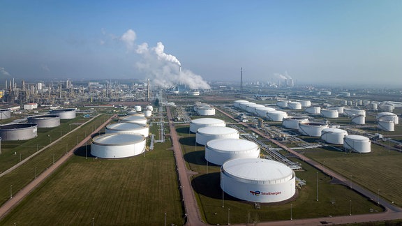 Chemiepark Leuna mit der TotalEnergies Raffinerie Mitteldeutschland, Teilansicht, Luftbild. 