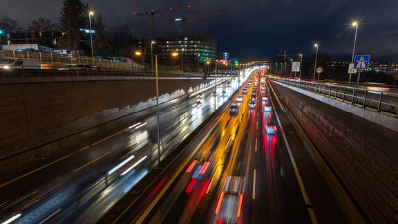 Straßenverkehr auf der Stadtautobahn