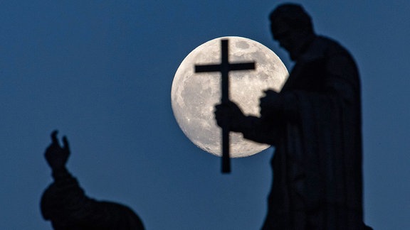 Vollmond hinter der Mattielli-Statue von Jean Francois Regis auf der Katholischen Hofkirche in Dresden