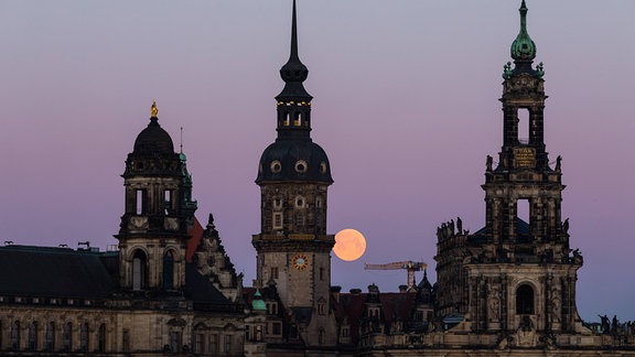 Vollmond hinter den Türmen vom Ständehaus, Hausmannsturm und Hofkirche in Dresden