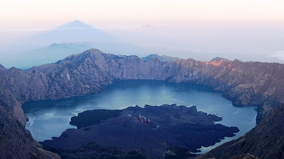 Luftaufnahme des Kraters des Schichtvulkans Rinjani auf der indonesischen Insel Lombok. 