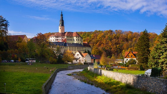 Weesenstein Das beeindruckende Schloss Weesenstein steht im idyllischen Müglitztal in einer engen Schleife des Flusses Müglitz auf einem Felskegel.