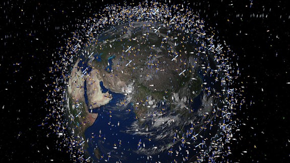 Künstlerische Darstellung von Weltraumschrott, der in niedrigen Umlaufbahnen die Erde umkreist.