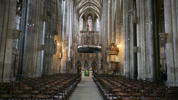 Innenaufnahme des Halberstädter Doms in Richtung Altar.